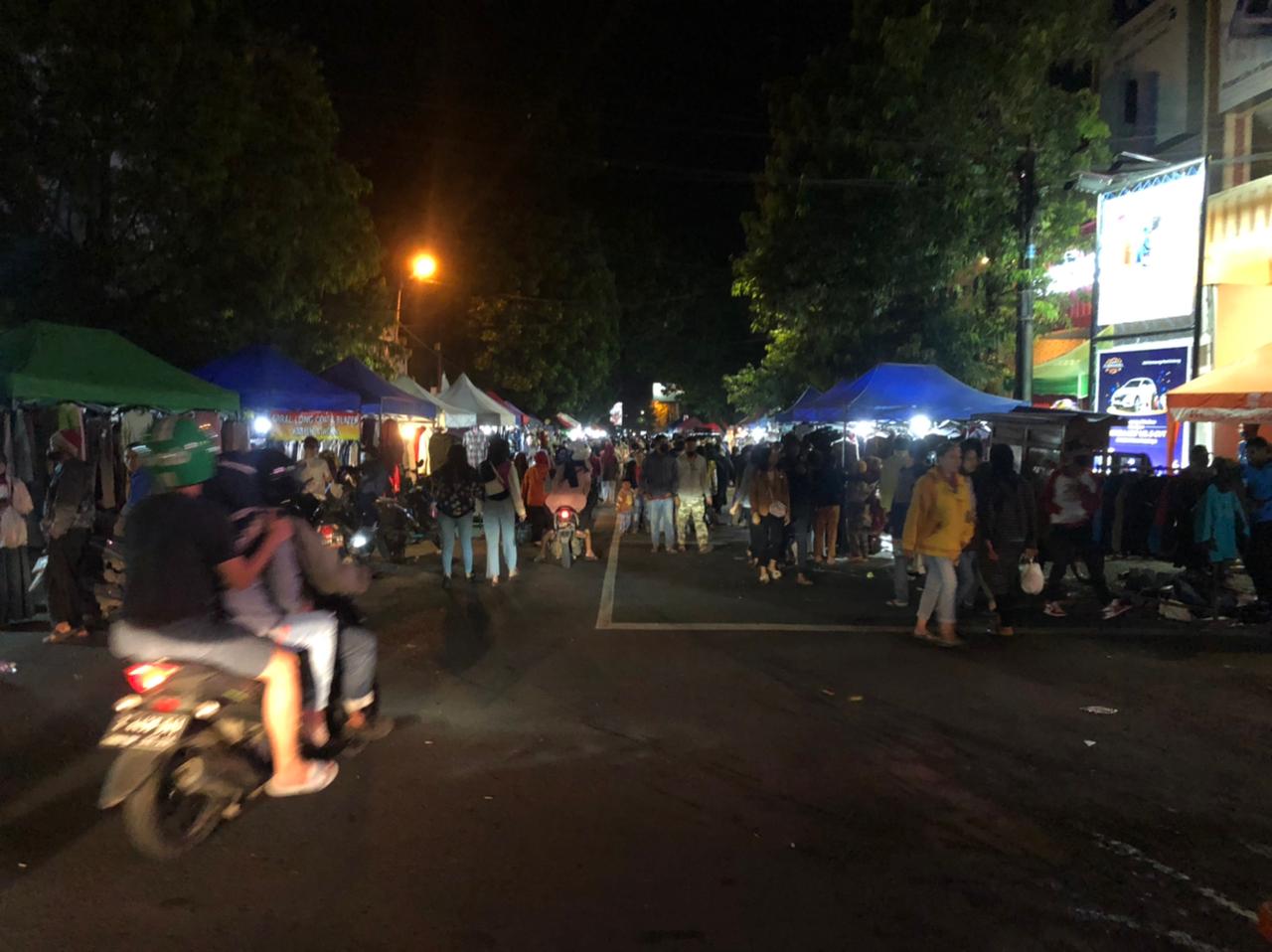 Masyarakat Garut Penuhi Alun-Alun dan Patuhi Protokol Kesehatan