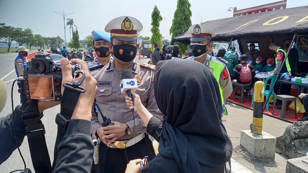 Ratusan Pengendara Jalani Rapid Test Antigen di Pos Rawa Gatel Cirebon
