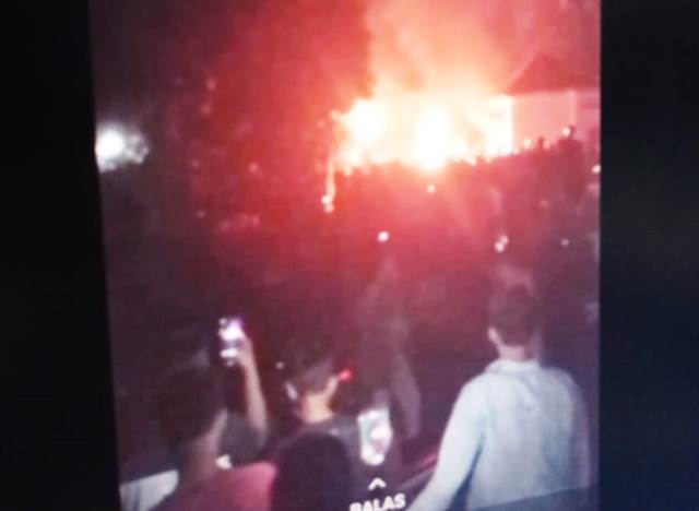 Mapolsek Candipuro di Lampung Dibakar Massa