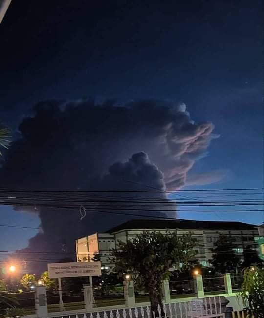 Fenomena Alam di Tomohon Muncul Awan Hitam Besar Menyala 