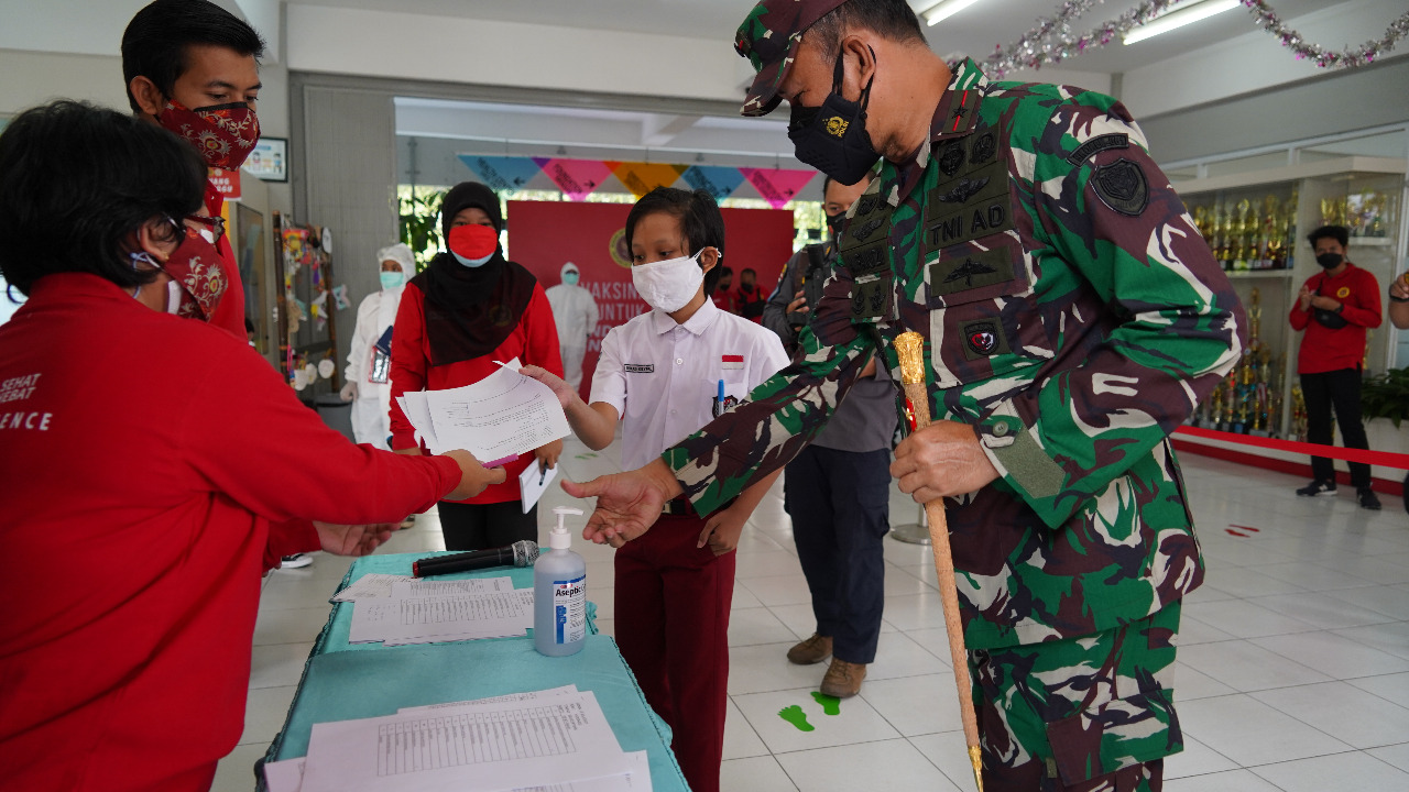 BIN dan Korem 061/SK Vaksinasi Massal 700 Pelajar SMP Kesatuan Kota Bogor 