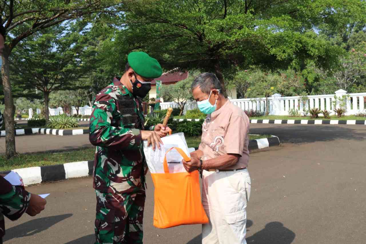 Korem 061 Suryakancana Berikan Bantuan Apd Beras Untuk Penggali Kubur Jenazah Pasien Covid 19