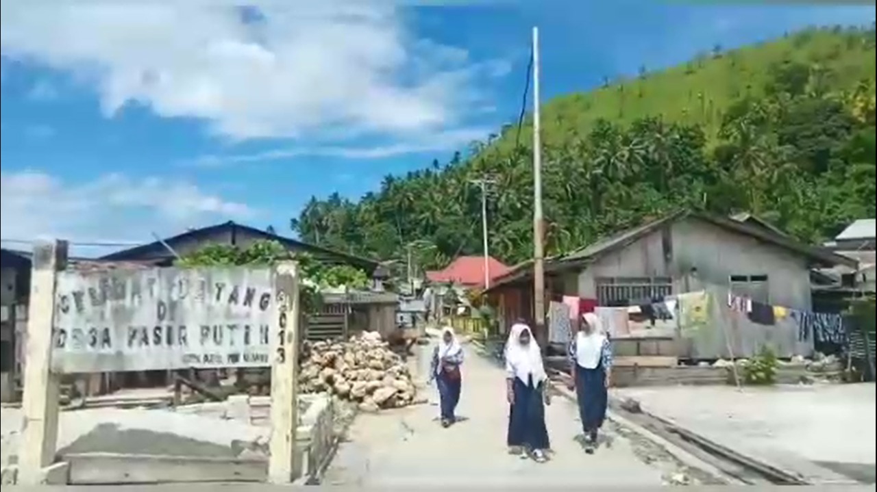 76 Tahun Indonesia, Desa Pasir Putih Belum Teraliri Listrik