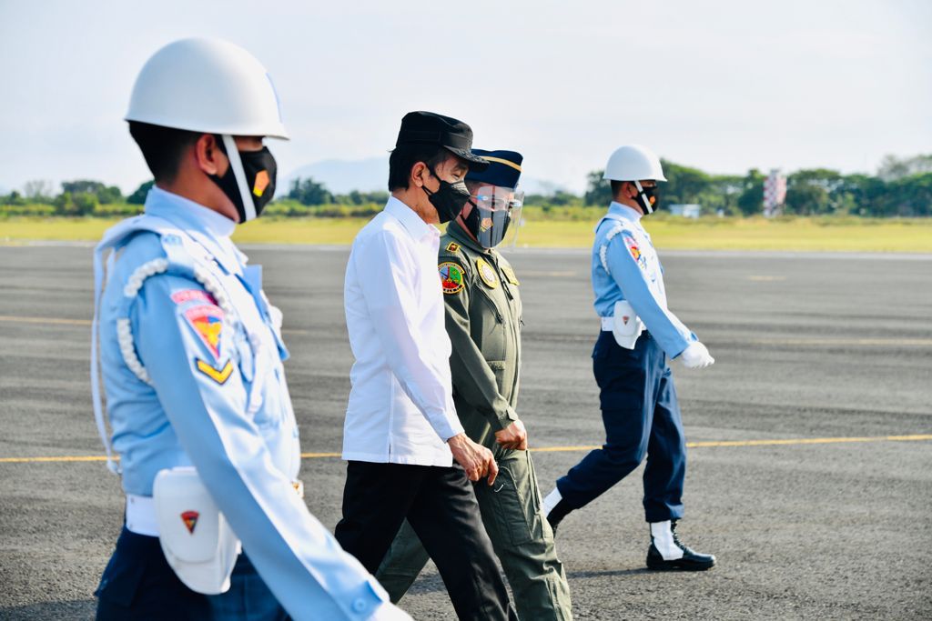 Momen Presiden Foto Bersama Penerbang Garuda Flight dan Nusantara Flight