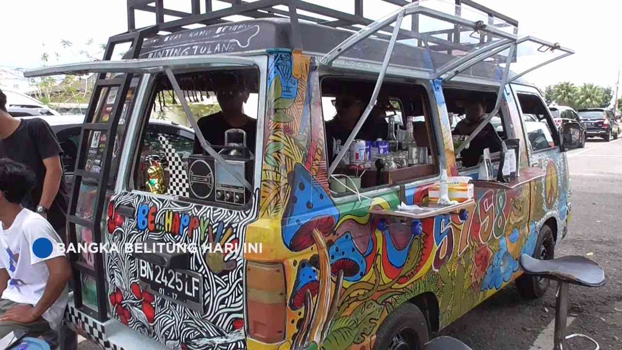 Menyulap Minibus Tua Jadi Kedai Kopi Berjalan