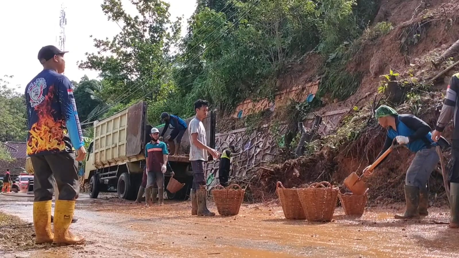 Tanah Longsor dan Banjir Landa Kotabaru 