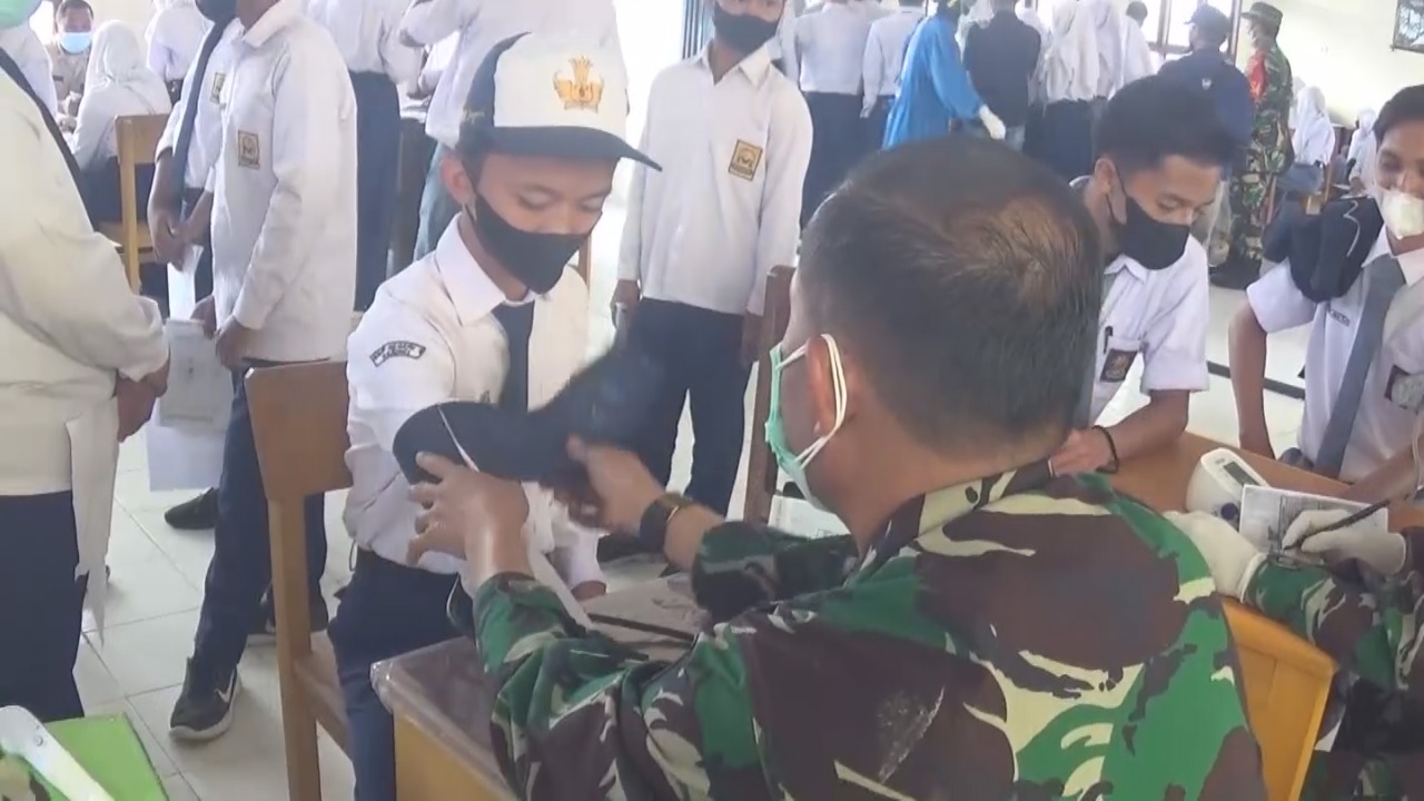 Ratusan Siswa SMP dan SMA Air Hangat Kerinci Divaksin