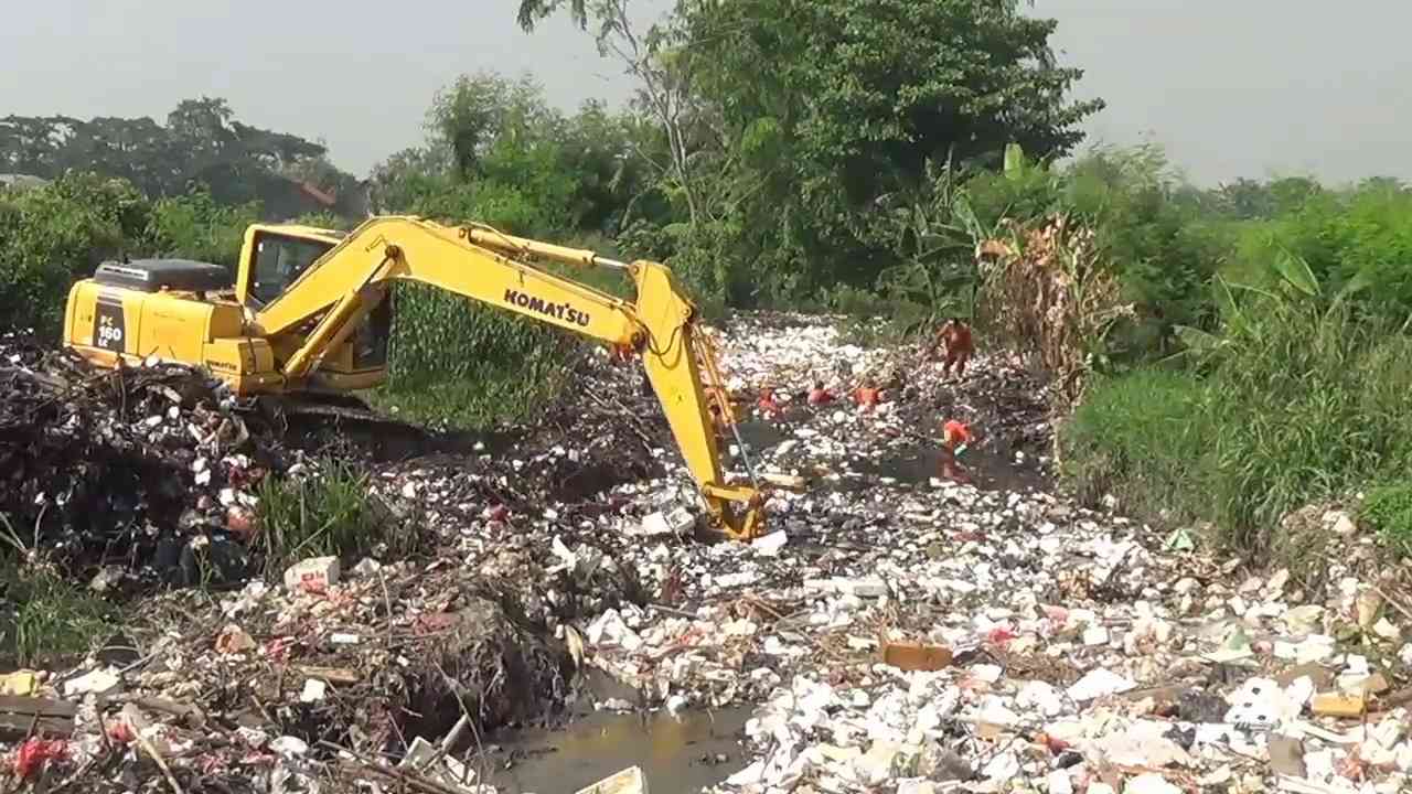 50 Ton Sampah Menumpuk di Kali Bekasi