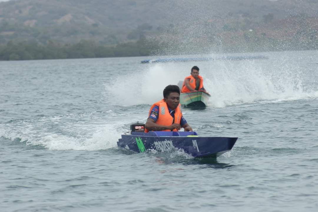 Lomba Balap Sampan di Sumbawa Kampanye Lestarikan Laut 