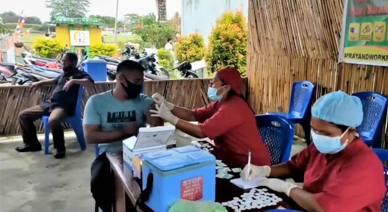 Ratusan Warga Saparua Maluku Tengah Terima Vaksinasi Covid-19Tahap Dua