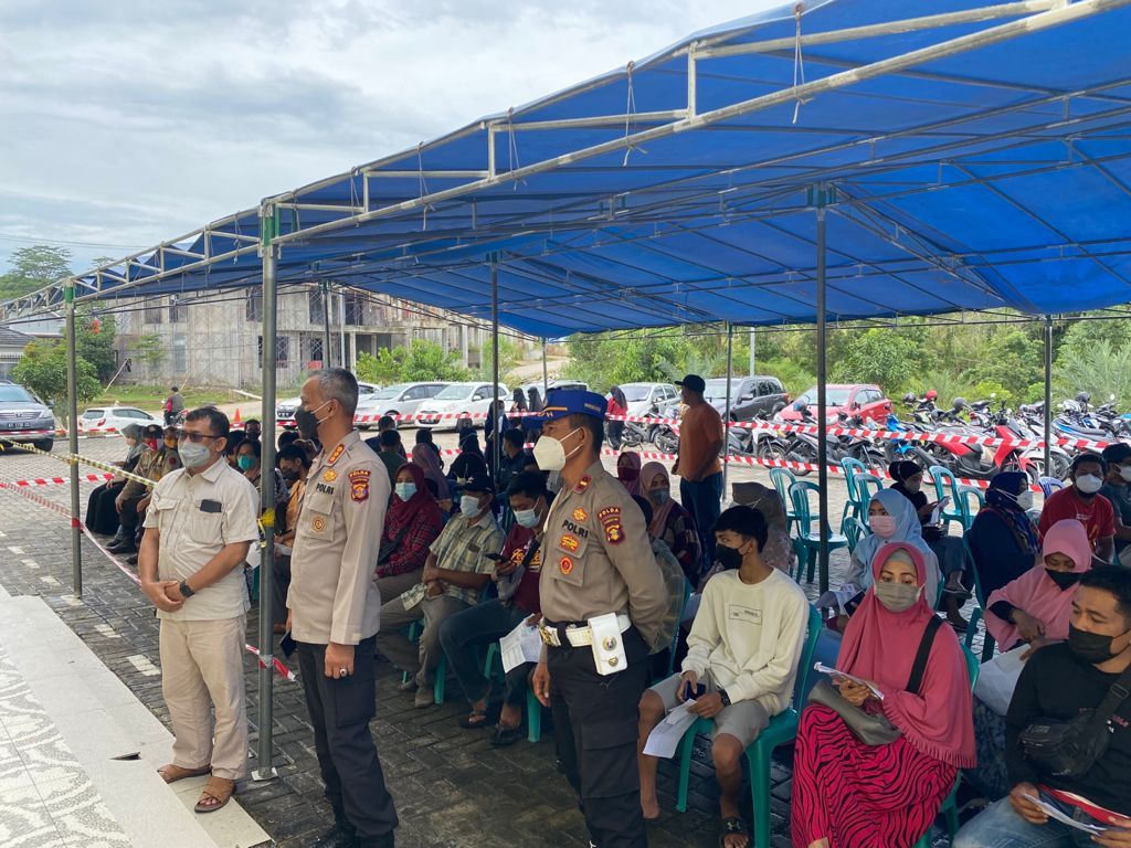 Serbuan Vaksin TNI-Polri Sasar Warga di Perum Balikpapan Regency