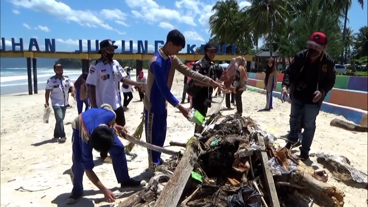 Pekat IB Pesibar Ajak Semua Elemen Bersihkan Sampah di Pantai