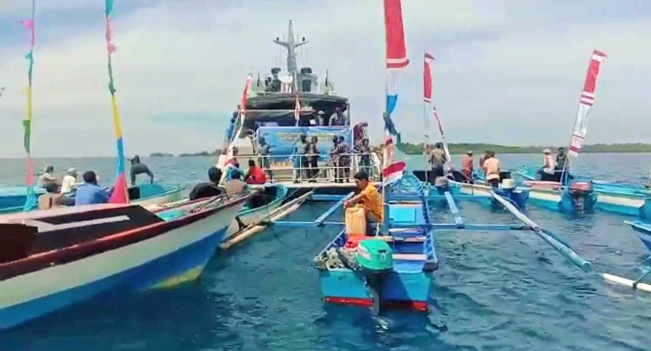 Ratusan Nelayan Ikut Vaksinasi Covid-19 di Atas Kapal