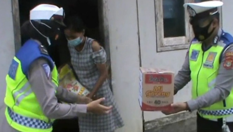 Polres Tulang Bawang Berikan Sembako dan Masker untuk Warga Terdampak Pandemi