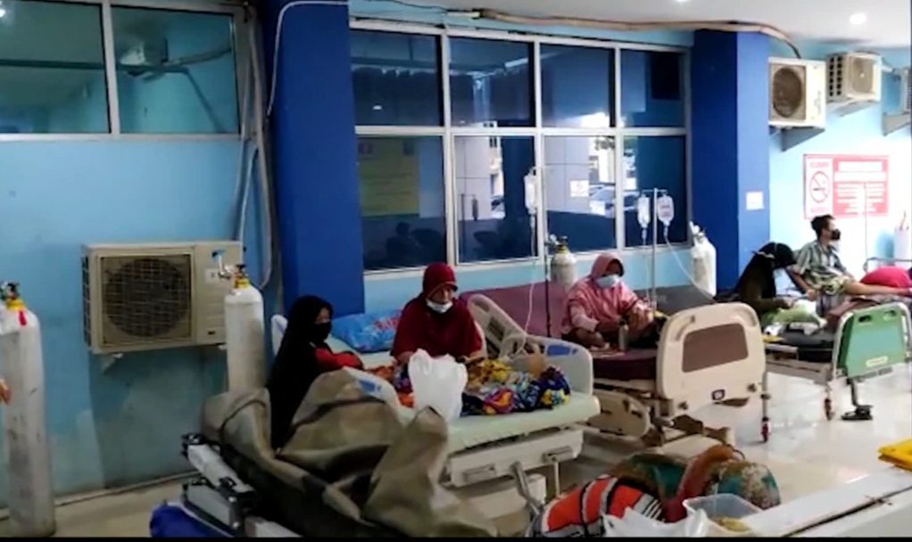 Pasien Covid-19 Hingga Selasar Luar Ruangan Instalasi Gawat Darurat RS Abdul Moeloek