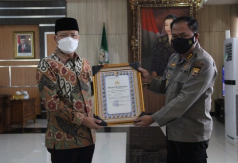 Gubernur Bengkulu Terima Pin Emas dari Kapolri