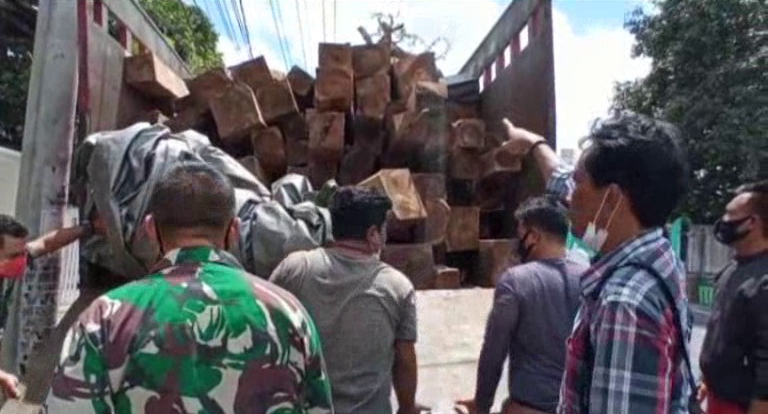 Truk Pengangkut Kayu Diduga Hasil Illegal Logging Diamankan