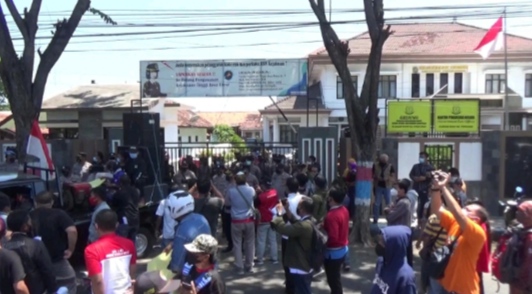 Warga Kecamatan Sukapura dan Lumbang Demo di Kejaksaan Negeri Probolinggo