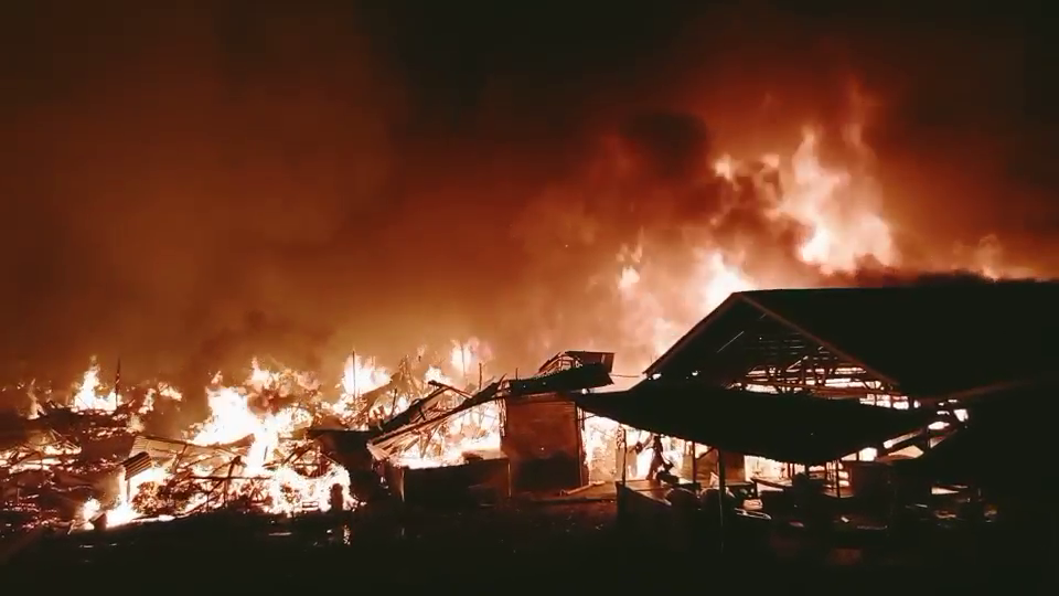 Ratusan Kios di Pasar Leles Garut Hangus Terbakar