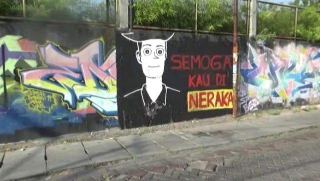 Mural “Semoga Kau di Neraka” Tarik Perhatian Warga Surabaya