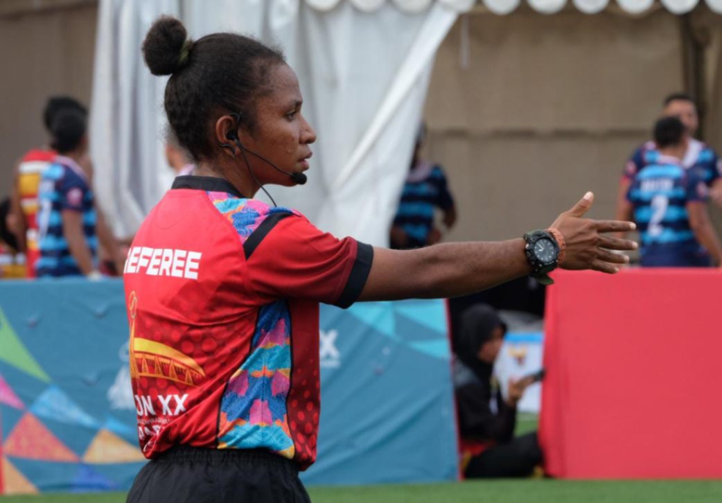 Dua Wanita Sentani Bangga Menjadi Wasit Rugby