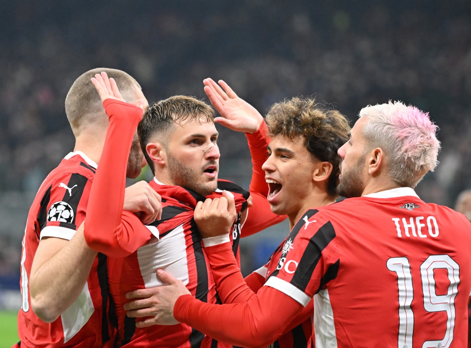 Pemain AC Milan, Santiago Gimenez (kedua dari kiri) merayakan golnya bersama rekan-rekan setim pada pertandingan sepak bola leg kedua babak play-off fase gugur Liga Champions UEFA antara AC Milan dan Feyenoord di Milan, Italia, 18 Februari 2025. (Foto oleh Alberto Lingria/Xinhua)