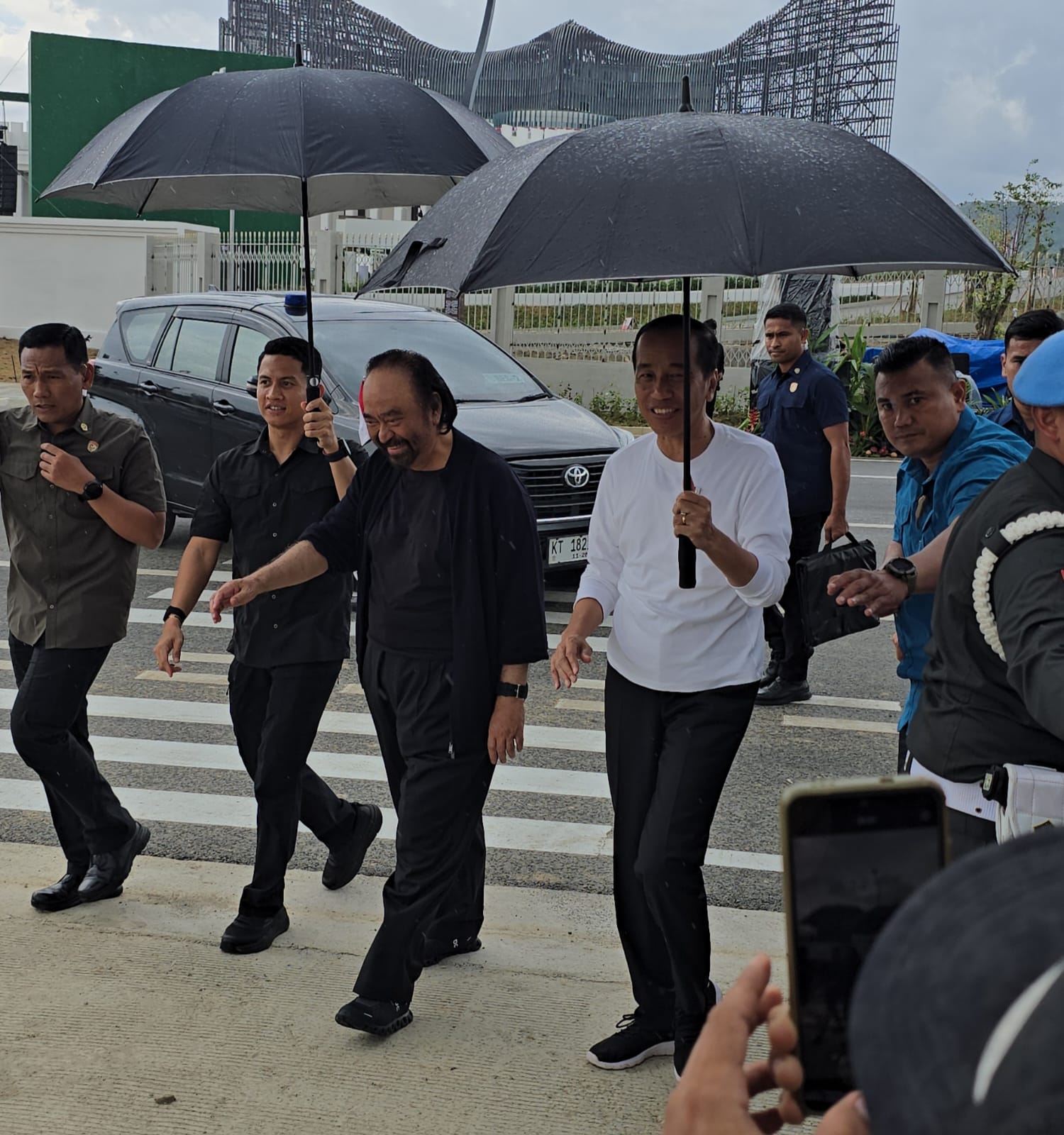 Jokowi dan Surya Paloh Berbagi Momen Santai di IKN Berjalan Hingga Berkendara dengan Mobil Boogie