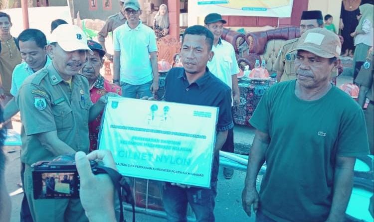 Bupati Polman Serahkan Bantuan untuk Dongkrak Ekonomi Nelayan
