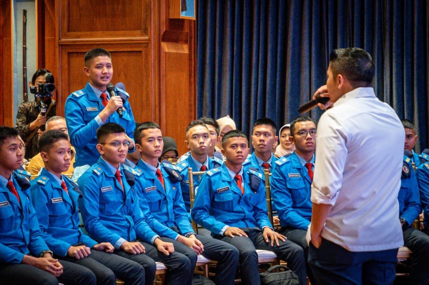 Sekretaris Kabinet (Seskab) Teddy Indra Wijaya berdialog dnegan siswa siswa SMA Taruna Nusantara  Magelang  (Foto: Instagram @Sekretariatkabinet)