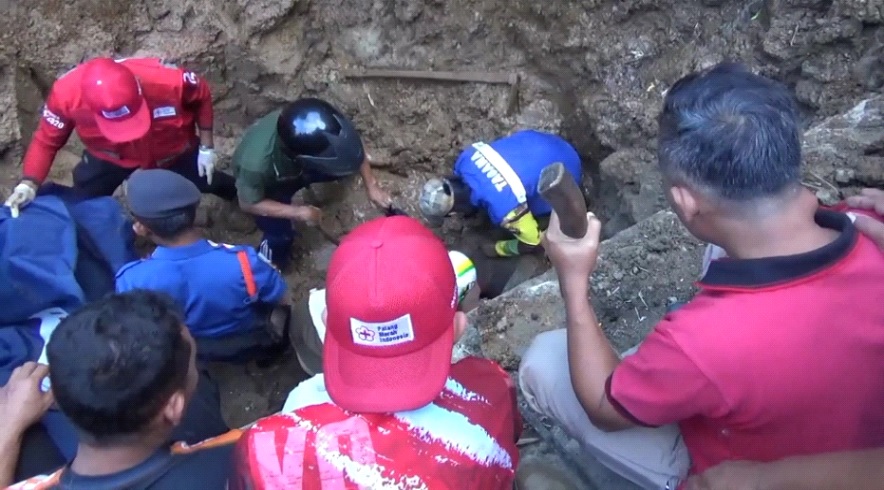 Dua Pekerja Drainase di Bukittinggi Tertiimpa Reruntuhan