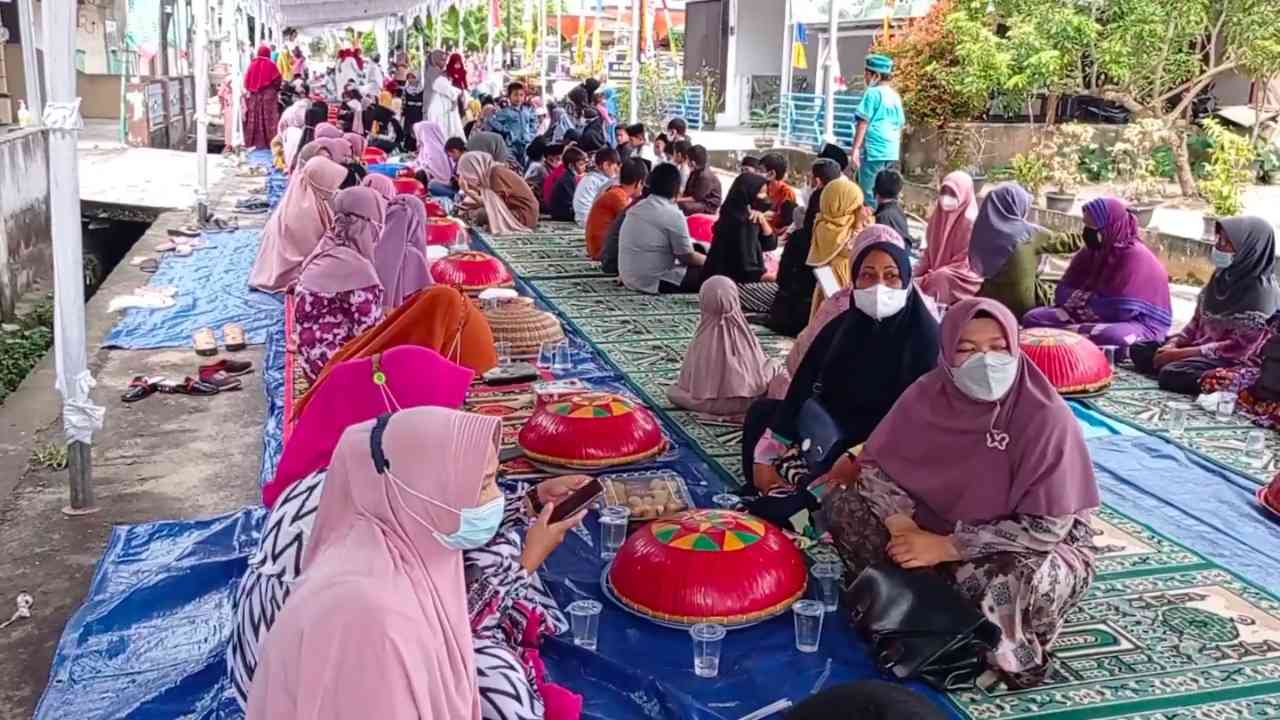 Pertahankan Tradisi, Warga Opas Nganggung