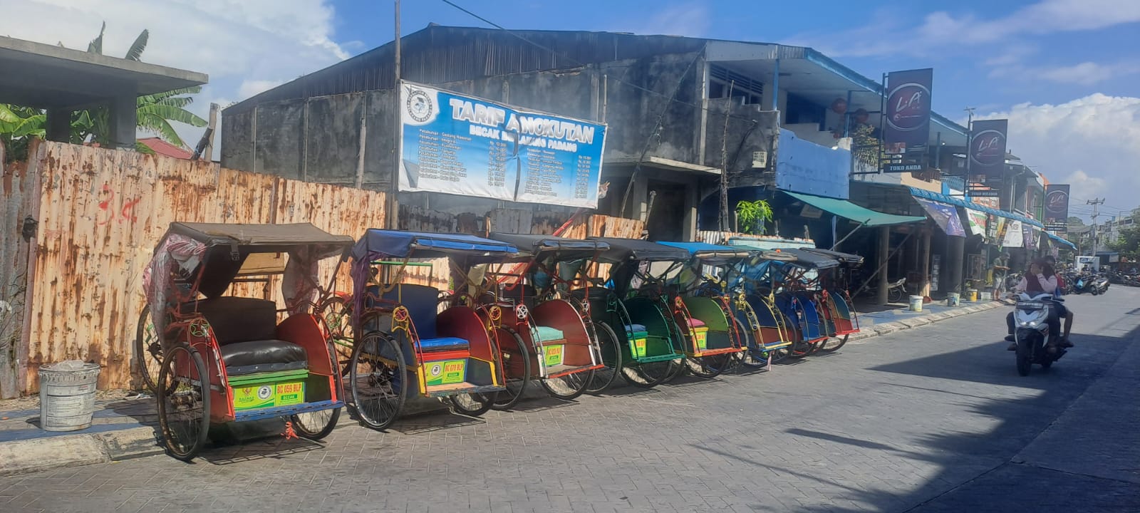Becak menjadi moda transportasi untuk mengelilingi kampung. Tarif keliling kampung Belakang Padang untuk satu kali perjalanan Rp 60.000