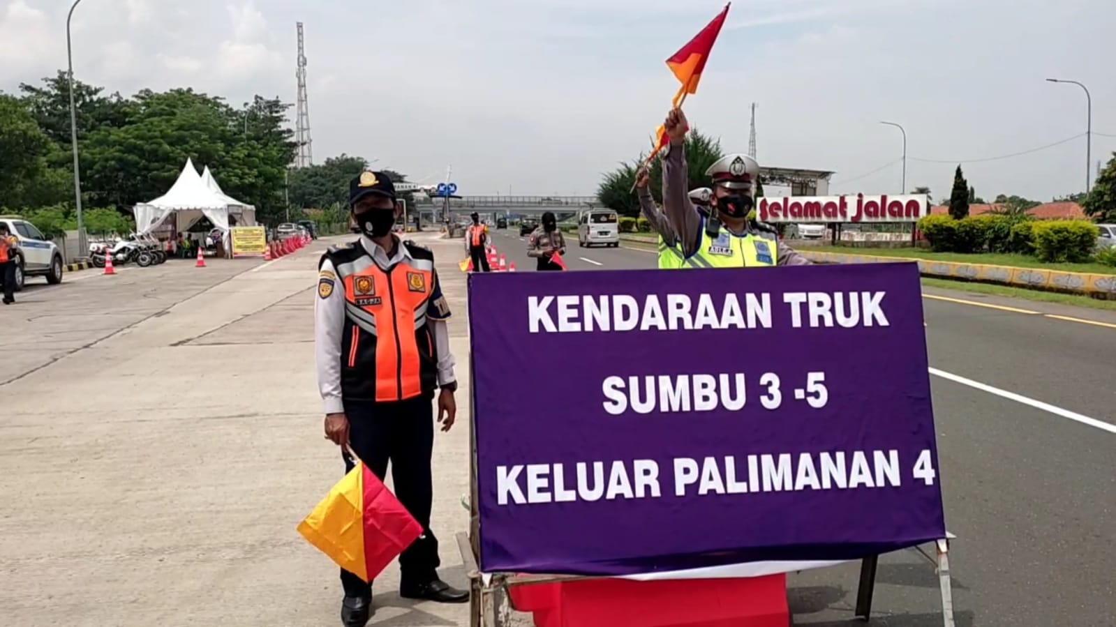 Kurangi Kepadatan Dalam Tol, Satlantas Polresta Cirebon Alihkan Arus Kendaraan Besar di GT Palimanan 4