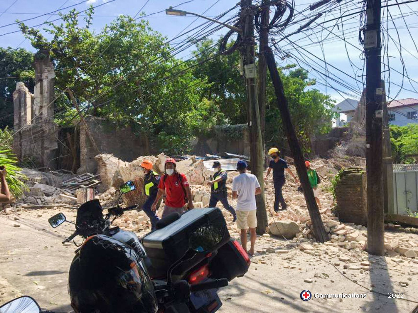 Gempa 7,3SR Guncang Filipina, Seorang Pria Tewas Tertimpa Puing Bangunan