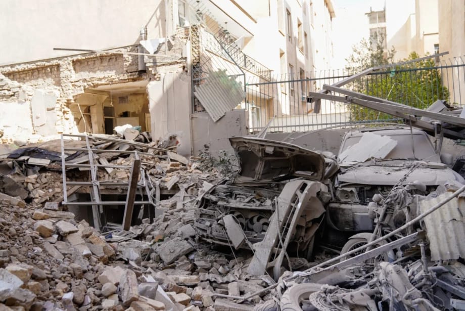 Puing-puing bangunan yang tersisa pascaserangan Israel-AS di Teheran, Iran (Foto: AP News)