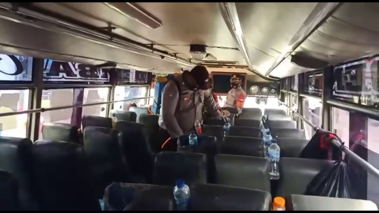 Pemeriksaan Surat Vaksin Penumpang Bus di Jalur Pantura Indramayu