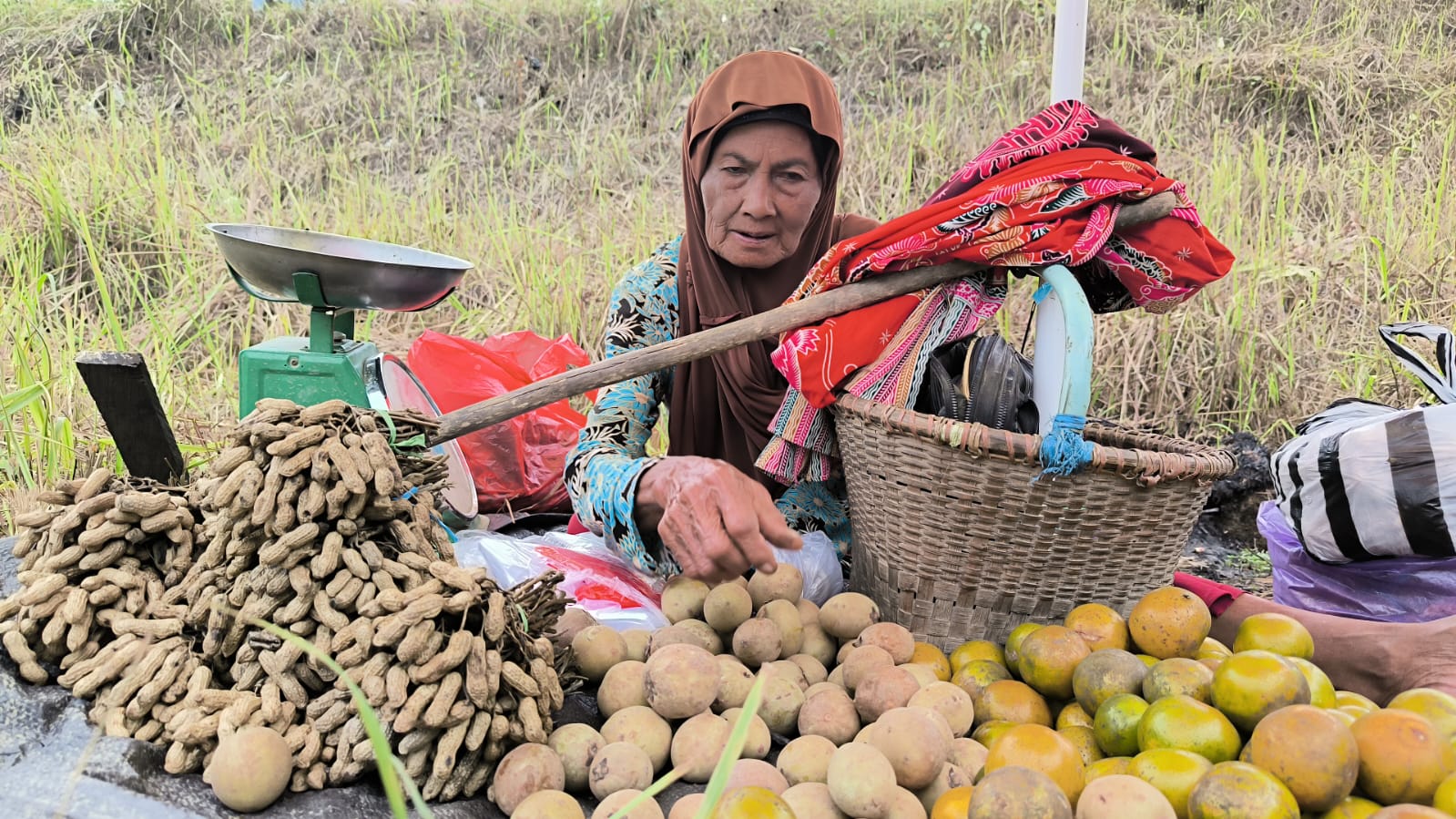 Usia Senja Mbah Suminah, Tetap Bertahan di Tengah Geliat Ibu Kota Baru