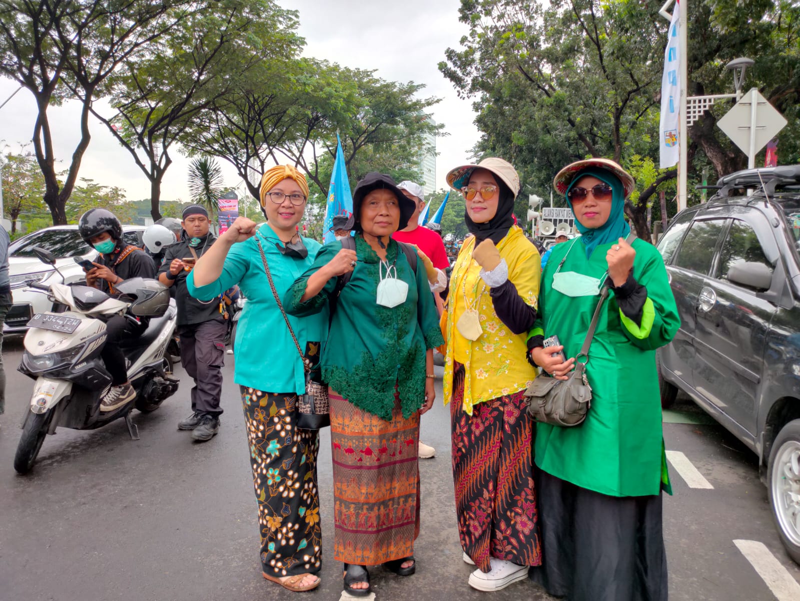 Peringati Hari Kartini, Emak-Emak Turun Ikut Aksi Demo Mengenakan Kebaya