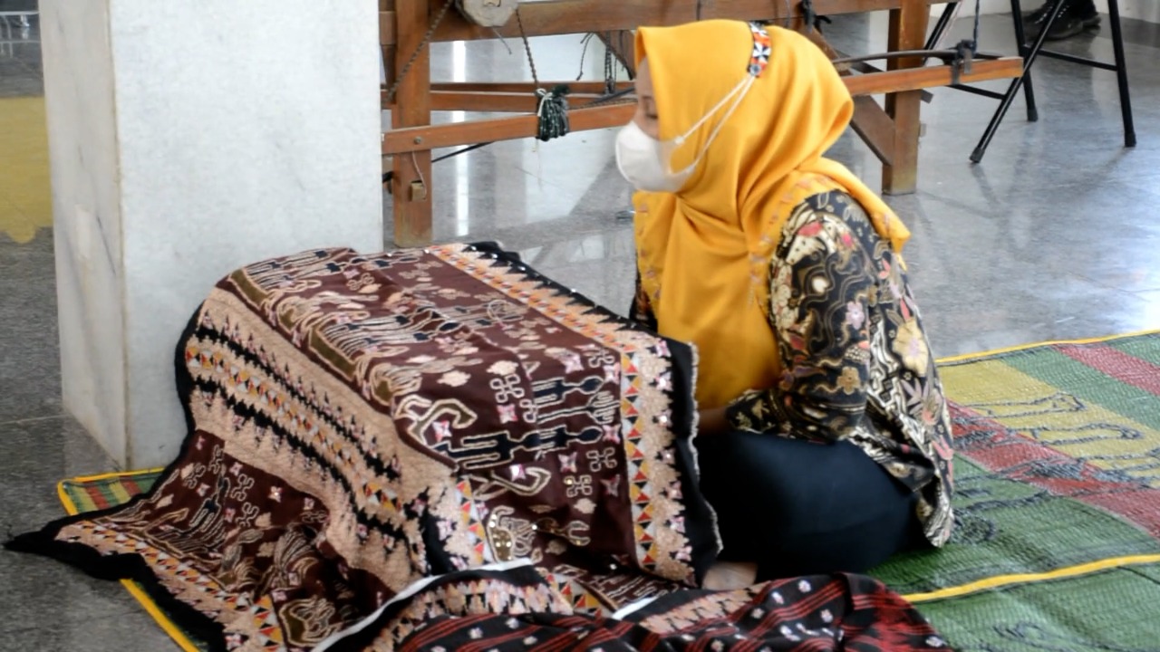 Tapis Bujung Dikembangkan Jadi Batik Khas Pesisir Barat