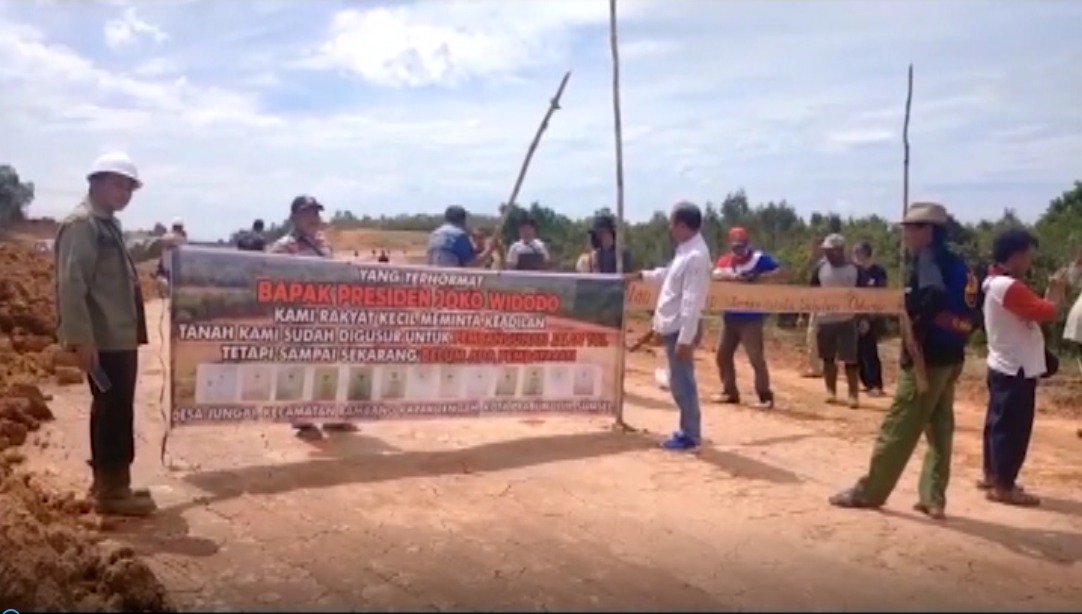 Warga Blokir Pembangunan Tol di Zona VI Desa Jungai Rambang Kapak Tengah Prabumulih