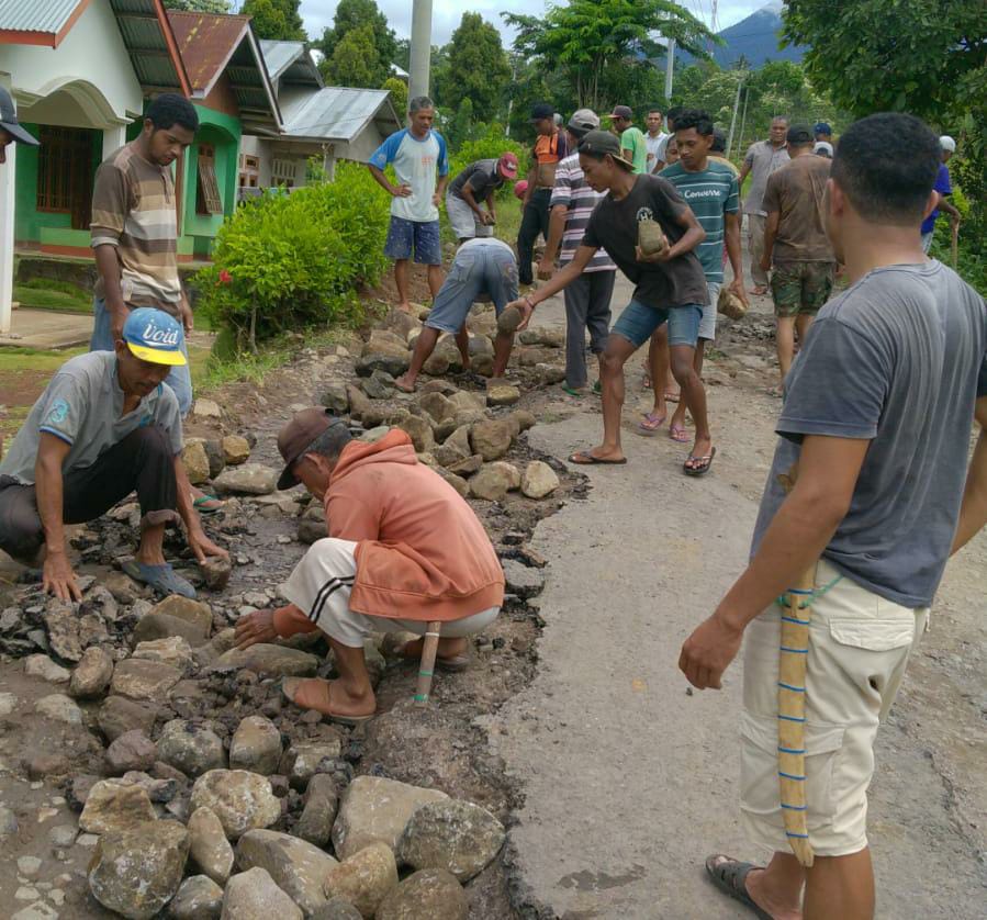 Warga Desa Ponggeok Gotong Royong Perbaiki Ruas Jalan Provinsi Iteng-Golocala.