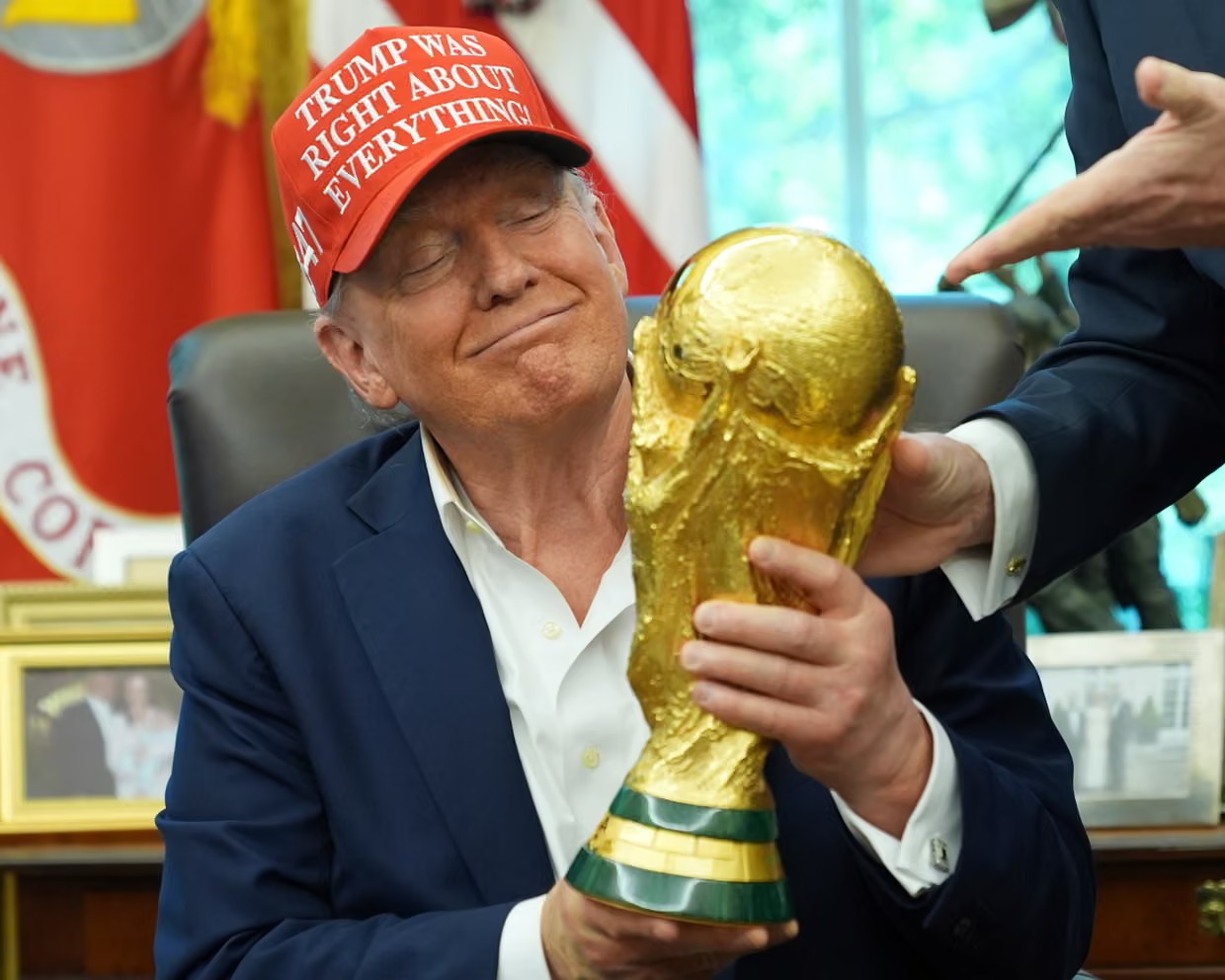 Presiden Amerika Serikat Donald Trump Memegang Tropi Piala Dunia 2026 Di Washington (Foto: AP Sport/Jacquelyn Martin)