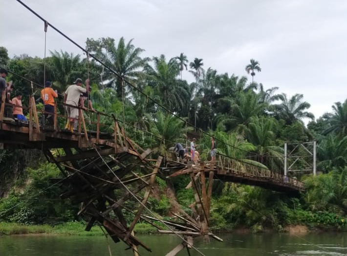 Lantai Jembatan Gantung Jebol, Mobil Terjun ke Sungai