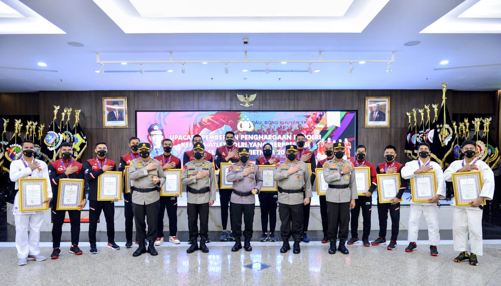 Kapolri Beri Penghargaan kepada 15 Atlet Polri Berprestasi di SEA Games 2021 Vietnam