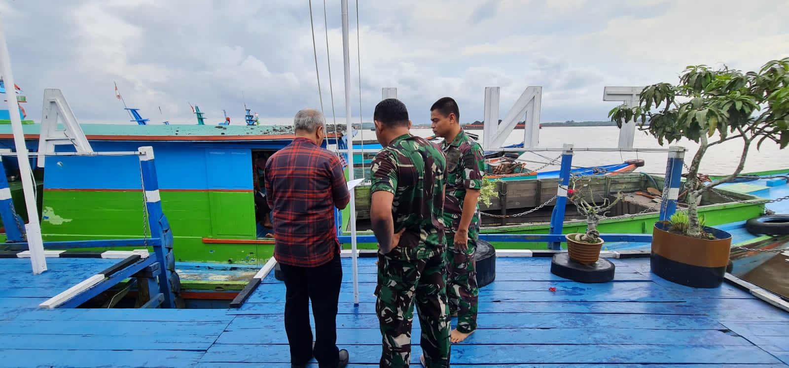 Lanal Balikpapan Serahkan 8 Unit Kapal Kelotok Pencurian Batubara kepada Dinas Perhubungan Kota Samarinda
