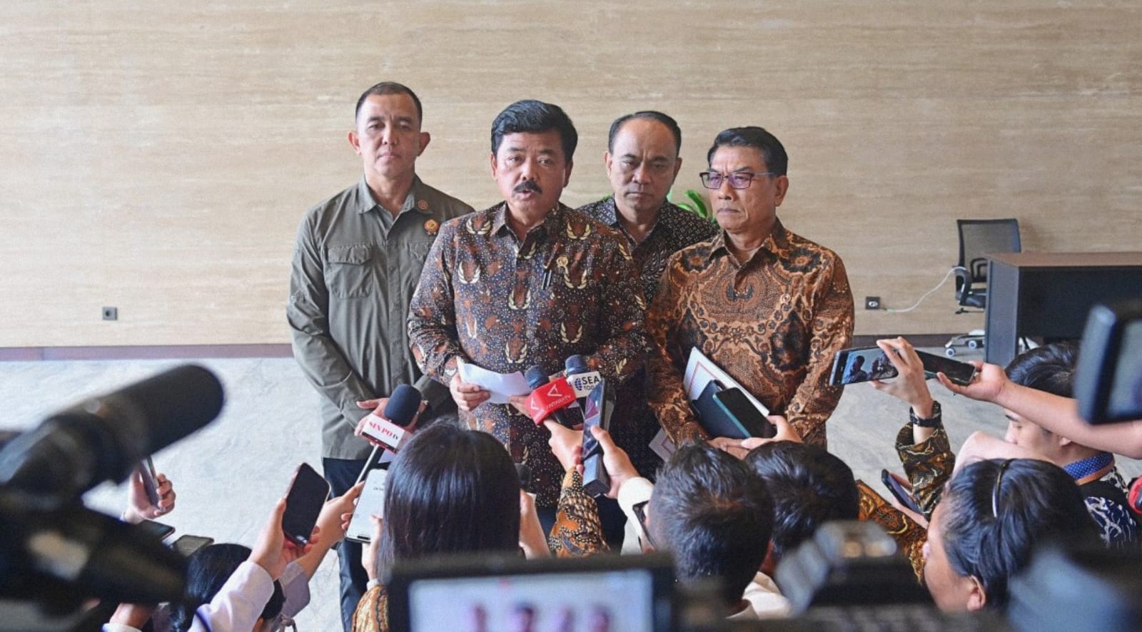 Jelang HUT Ke-79 RI, Menko Polhukam Hadi Sebutkan 61 Mantan Pejabat akan Disematkan Tanda Jasa dan Kehormatan oleh Presiden Jokowi