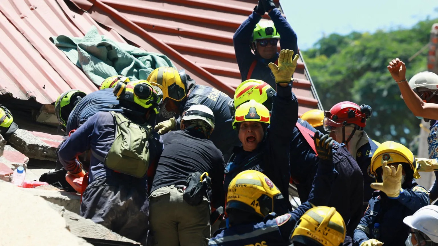 (Petugas pemadam kebakaran di Cali telah bekerja keras menarik para penyintas keluar dari reruntuhan. (Foto: Reuters))