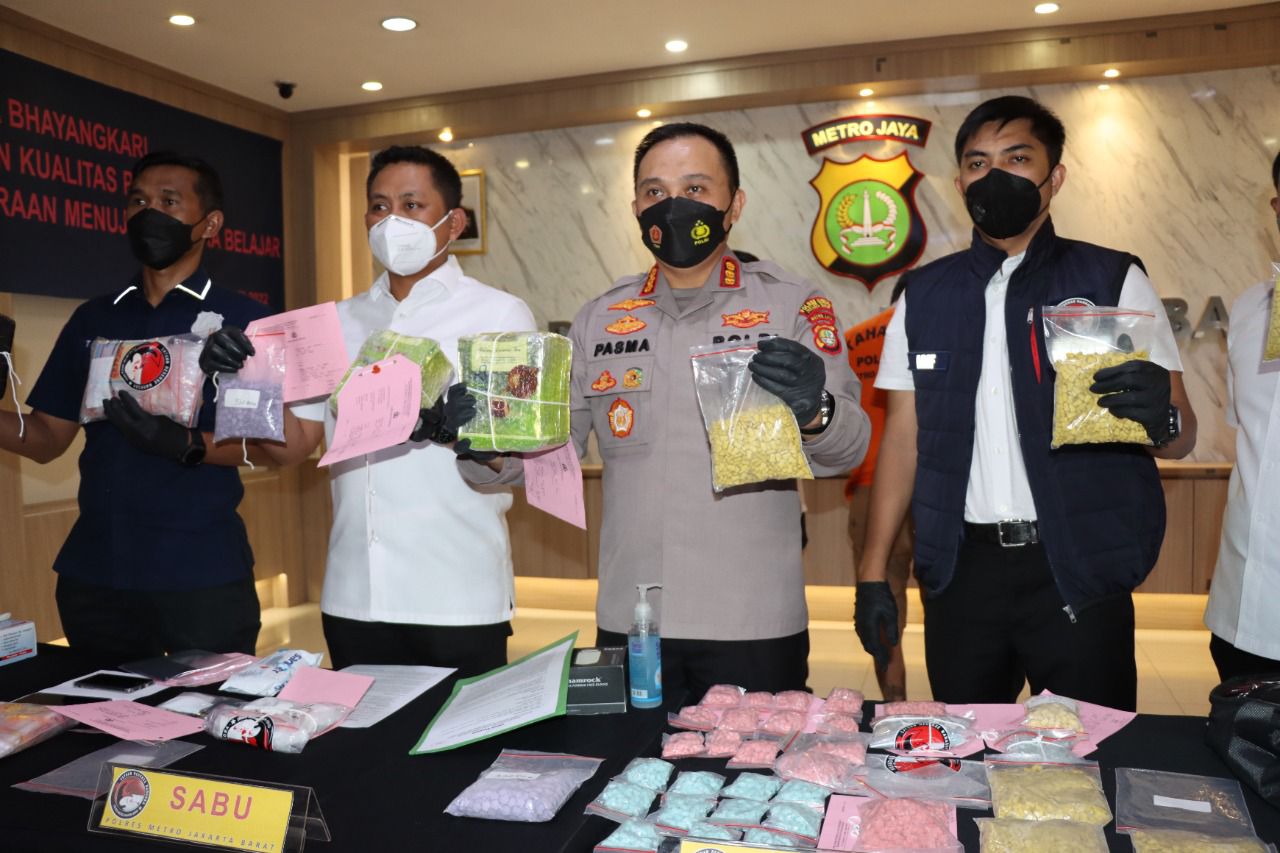 Polres Jakarta Barat Tangkap 2 Pelaku Peredaran Ribuan Gram Narkotika Senilai Rp 3 Miliar