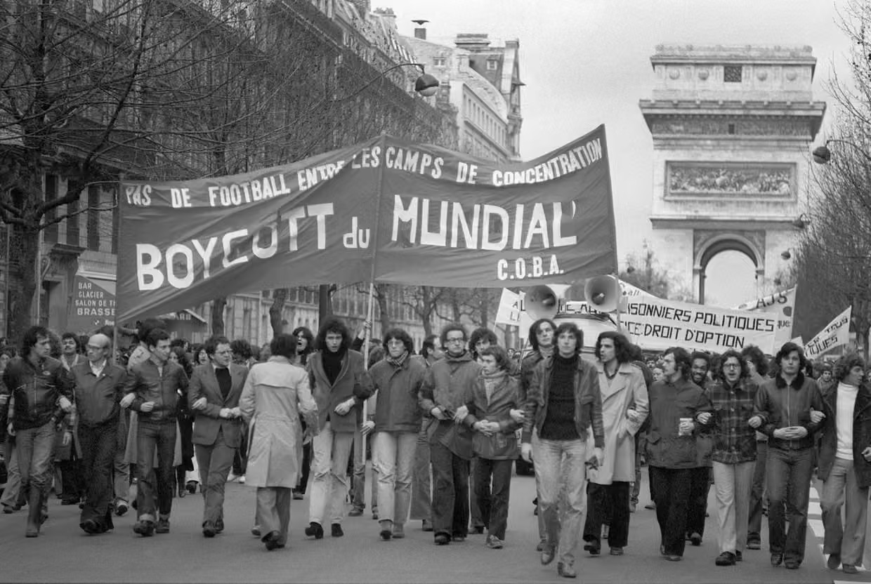 Sebuah demonstrasi di Paris pada Mei 1978 menentang status Argentina sebagai tuan rumah Piala Dunia. (Foto:AFP/ Michel Clement)