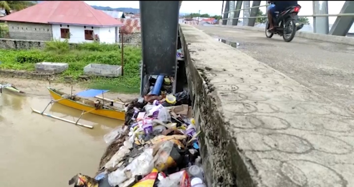 Ada Tumpukan Sampah di Jembatan Desa Pohuwato